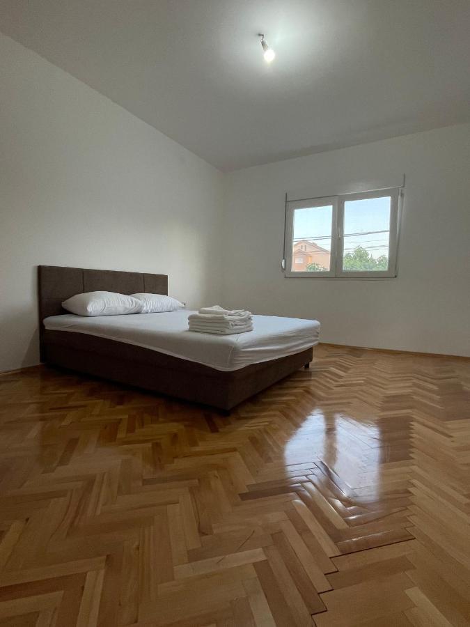 פודגוריצה Entire Spacious Apartment With Free Parking מראה חיצוני תמונה