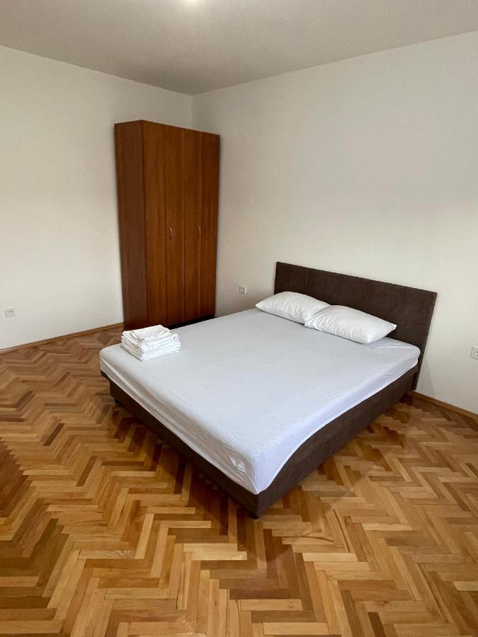 פודגוריצה Entire Spacious Apartment With Free Parking מראה חיצוני תמונה